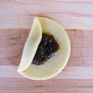 Cách làm bánh quy nhân mứt hình tam giác