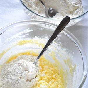 Cách làm bánh quy tẩm hạt cốm