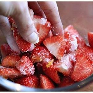 Cách làm bánh quy với dâu tây