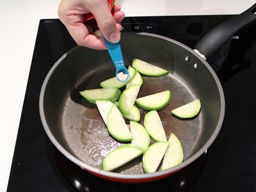 Bánh rán nhân hẹ ngon miệng, độc đáo mà rất đơn giản