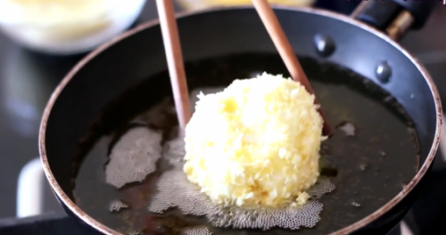 Bánh rán nhân socola chiên giòn thơm ngon ăn là nghiền