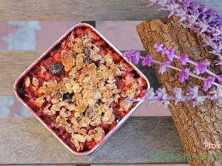 Bánh rhubarb, táo và dâu crumble