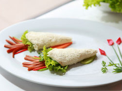 Bánh sandwich cuộn xúc xích