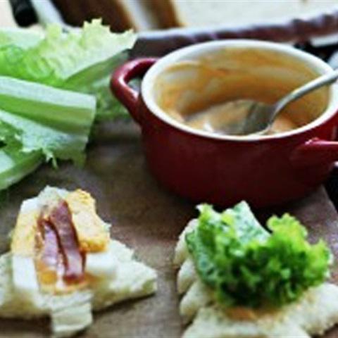Cách làm bánh sandwich hình cây thông