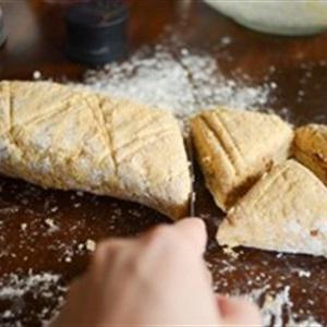 Cách làm bánh scones cuộn hương quế