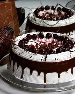 Bánh sô-cô-la rừng đen