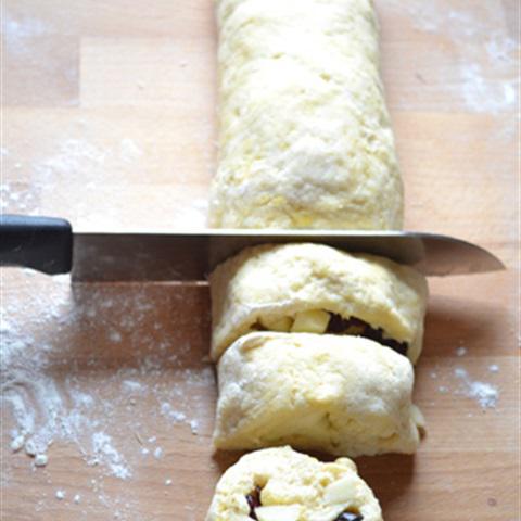 Cách làm bánh táo nho sữa chua