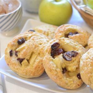 Cách làm bánh táo nho sữa chua