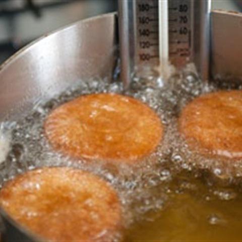 Cách làm bánh táo rán giòn