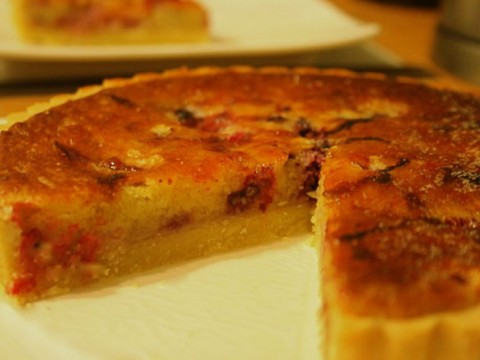 Bánh tart hạnh nhân dâu tươi