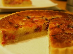 Bánh tart hạnh nhân dâu tươi