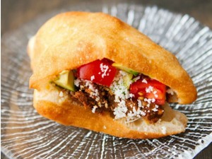 Bánh tiêu kẹp thịt bò lúc lắc