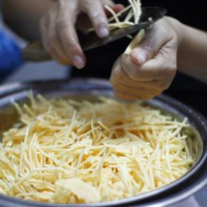 Cách làm bánh tôm chiên khoai lang