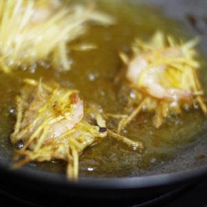 Cách làm bánh tôm chiên khoai lang