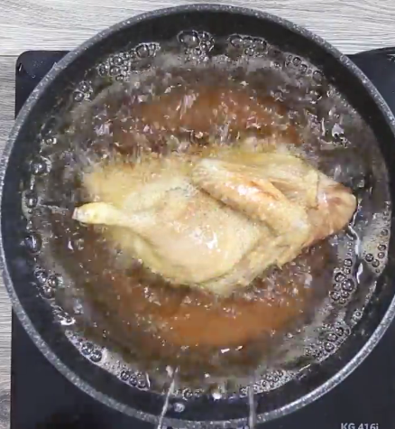 Bánh tôm chiên kiểu Thái dai giòn độc đáo