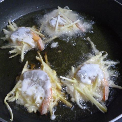 Cách làm bánh tôm chiên thơm giòn