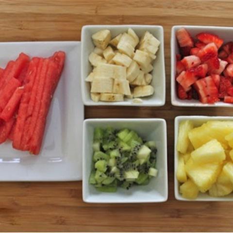 Cách làm bánh tráng cuốn hoa quả thanh mát