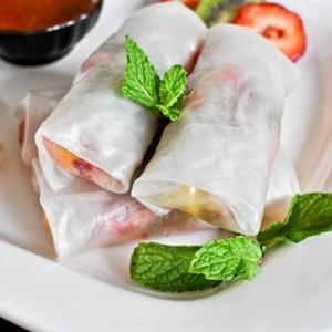 Cách làm bánh tráng cuốn hoa quả thanh mát