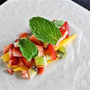 Cách làm bánh tráng cuốn hoa quả thanh mát