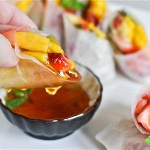 Cách làm bánh tráng cuốn hoa quả thanh mát