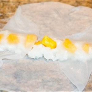 Cách làm bánh tráng cuốn nhân cơm sữa dừa xoài siêu lạ