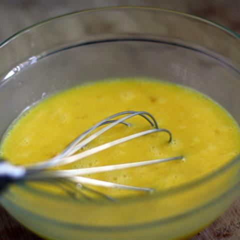 Cách làm bánh tráng đậu xanh cuốn xúc xích