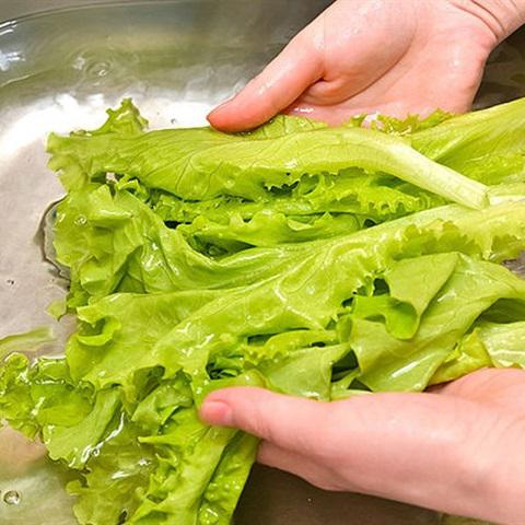 Cách làm bánh tráng đậu xanh cuốn xúc xích