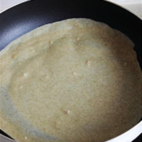 Cách làm bánh tráng đậu xanh cuốn xúc xích