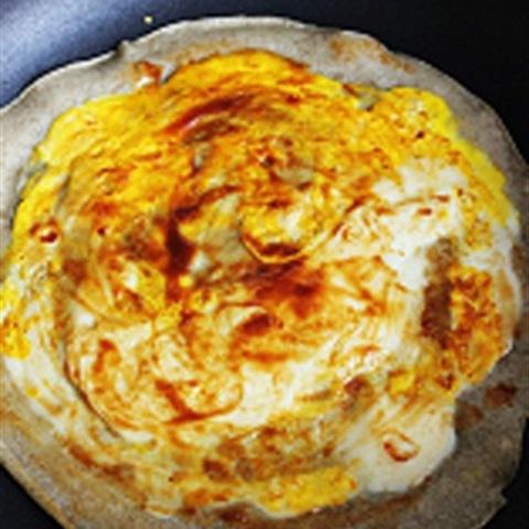 Cách làm bánh tráng đậu xanh cuốn xúc xích