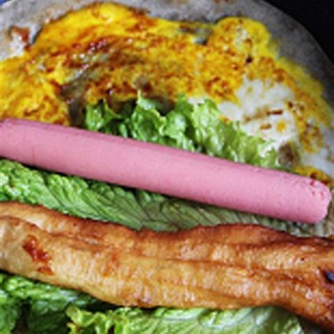 Cách làm bánh tráng đậu xanh cuốn xúc xích