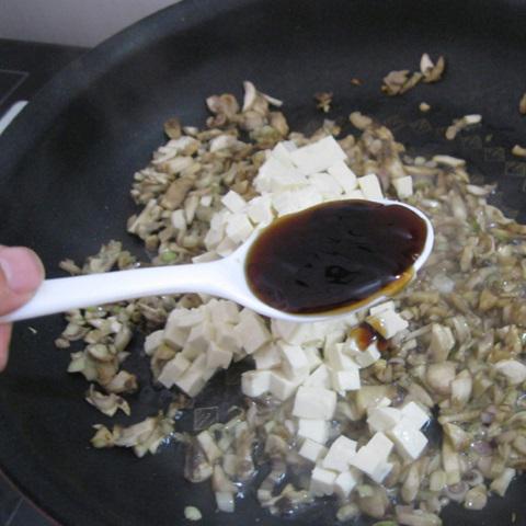 Cách làm bánh tránh xúc nấm đậu