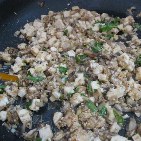 Cách làm bánh tránh xúc nấm đậu