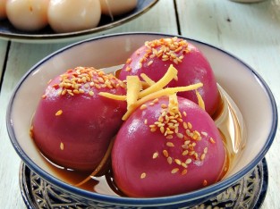 Bánh trôi lá cẩm