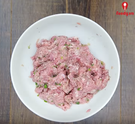 Bánh trứng cuộn thịt hun khói và nấm ngon khó cưỡng