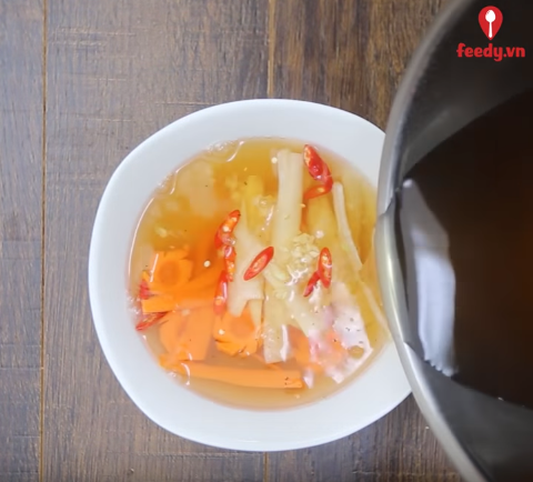 Bánh trứng cuộn thịt hun khói và nấm ngon khó cưỡng