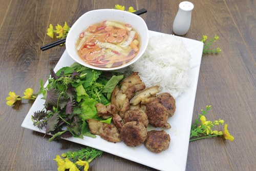 Bánh trứng cuộn thịt hun khói và nấm ngon khó cưỡng