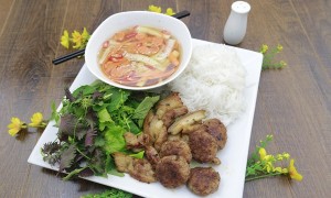 Bánh trứng cuộn thịt hun khói và nấm ngon khó cưỡng