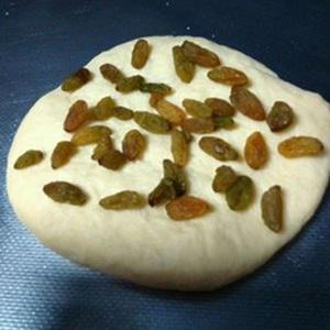 Cách làm bánh trứng nhân nho khô