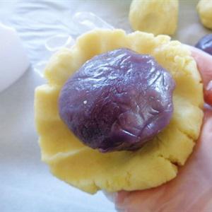 Cách làm bánh trung thu đậu xanh nhân khoai lang tím