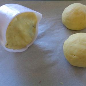 Cách làm bánh trung thu đậu xanh nhân khoai lang tím