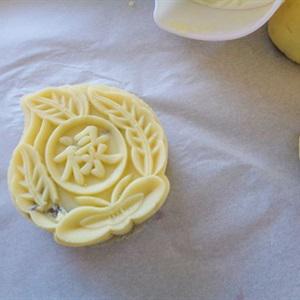 Cách làm bánh trung thu đậu xanh nhân khoai lang tím