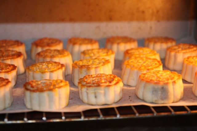 Bánh trung thu nhân đậu xanh lá dứa