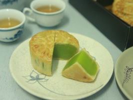 Bánh trung thu nhân đậu xanh lá dứa