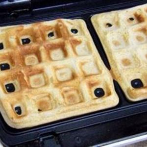 Cách làm bánh waffle dâu chuối