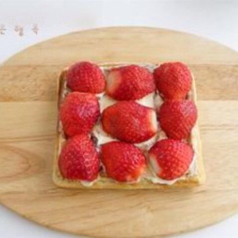 Cách làm bánh waffle dâu chuối