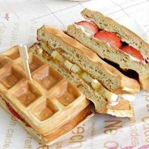 Cách làm bánh waffle dâu chuối