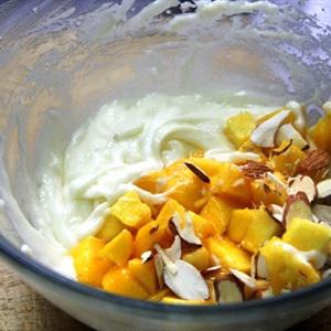 Cách làm bánh xoài cuộn