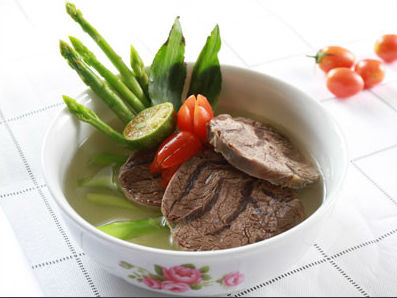 Bắp bò hầm măng tây cà chua bi