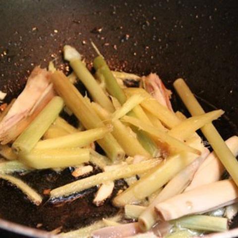 Cách làm bắp bò kho gừng sả