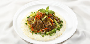 Bắp bò xào sả ớt cơm cháy